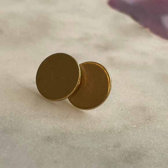 Round earrings. New without tag. - Picture 2 of 2